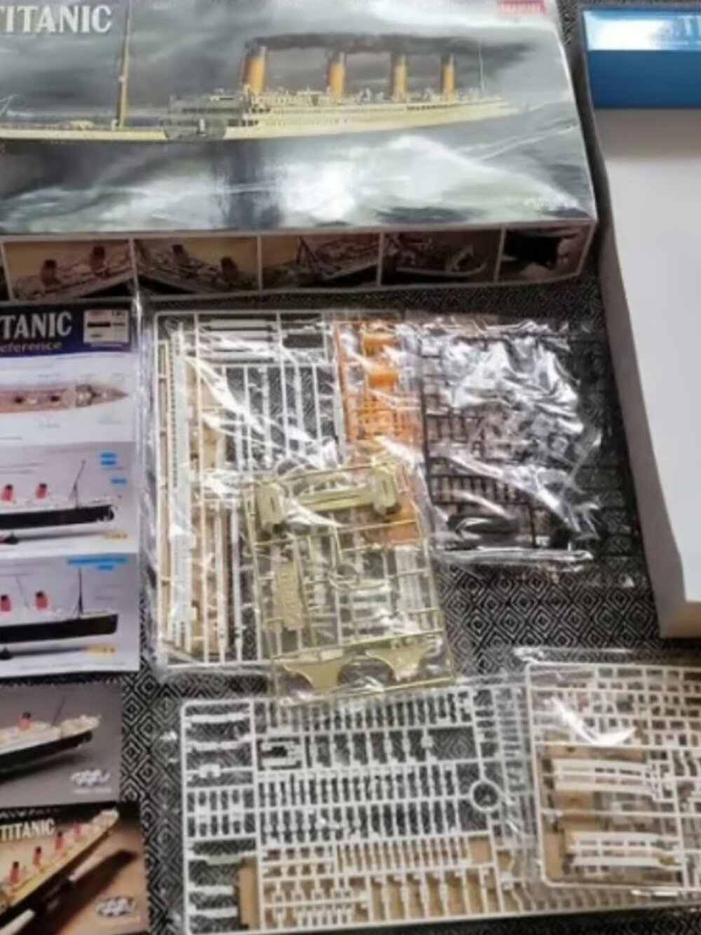 Academy R.M.S Titanic static model 1/600th Scale Kit - Picture 4 of 5